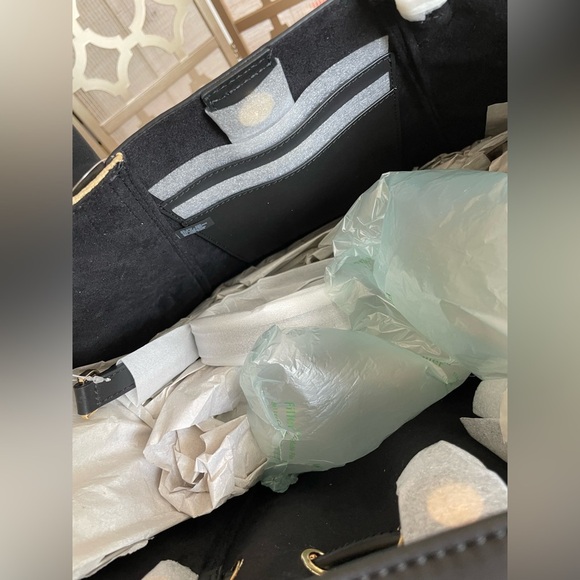 NEW | Michael Kors Large Drawstring Bag Phoebe |
Two-tone - Picture 6 of 9